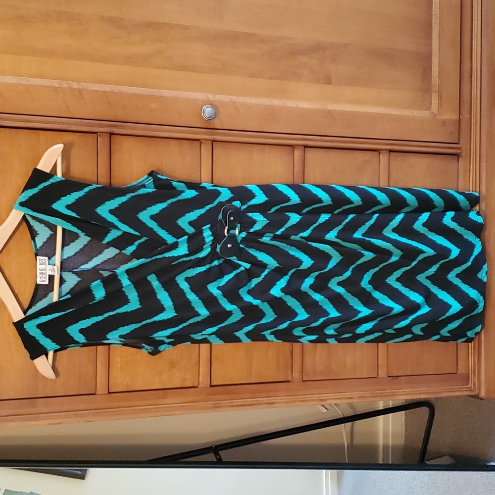 Robbie Bee - V-neck, wrap dress - size M